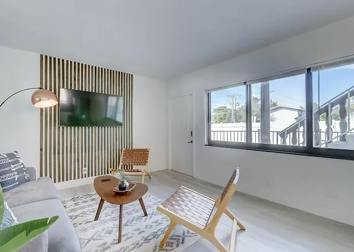 Chic Retreat: 2Br Apartment!