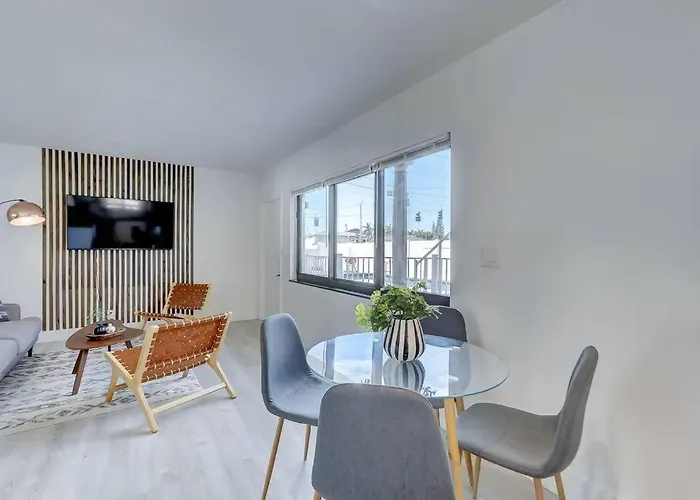 Chic Retreat: 2Br Apartment!