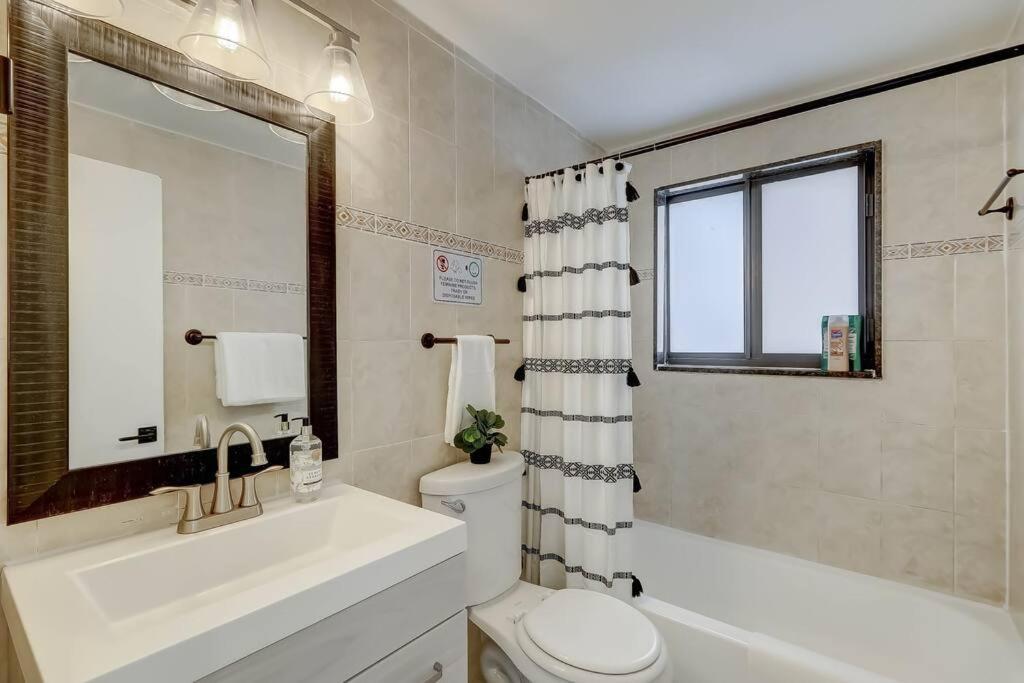 Chic Retreat: 2br Apartment! Appartamento