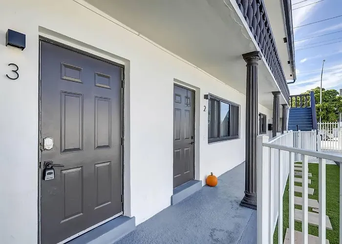 Chic Retreat: 2Br Apartment!